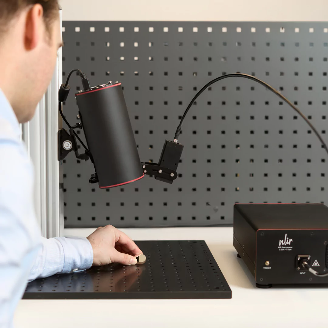 Material Characterization with non-invasive NLIR mid-infrared spectroscopy